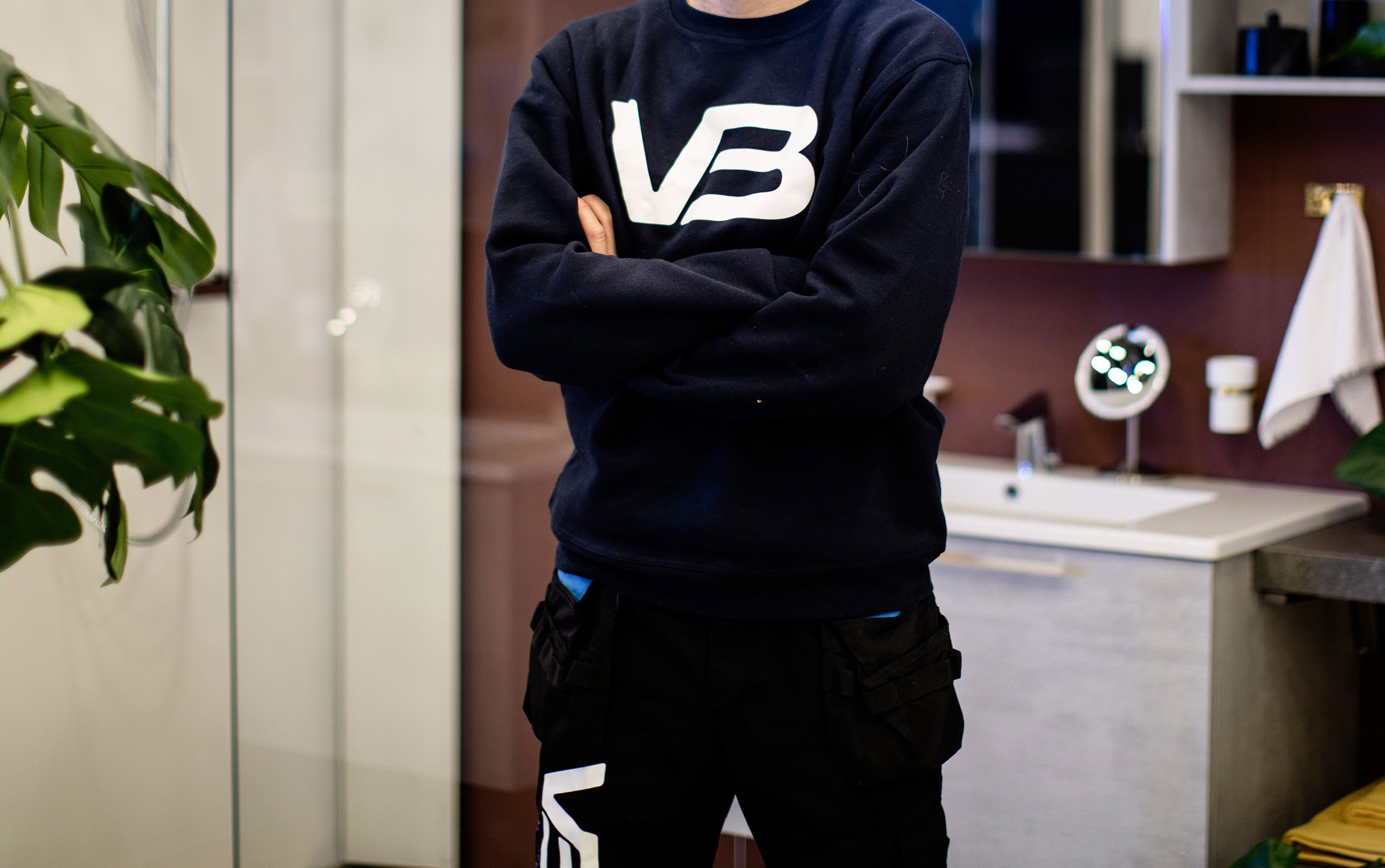 VB rørlegger i arbeidsklær og armene i kors